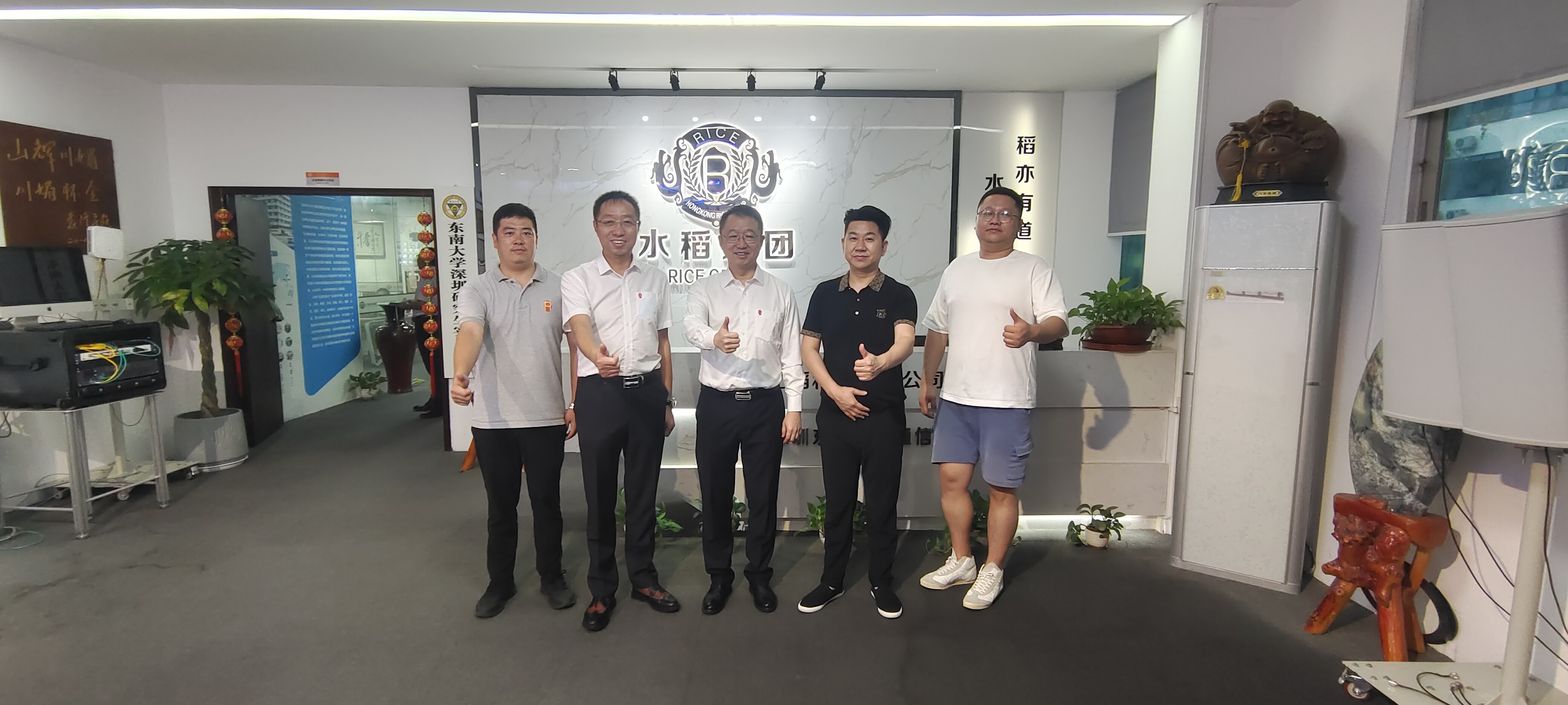 中联信集团张哲浩总裁赴深圳东方龙大通信有限公司参观考察